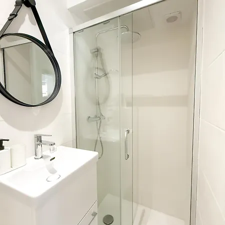 A 100m De Monaco, Cafe De Paris, Gæstehus